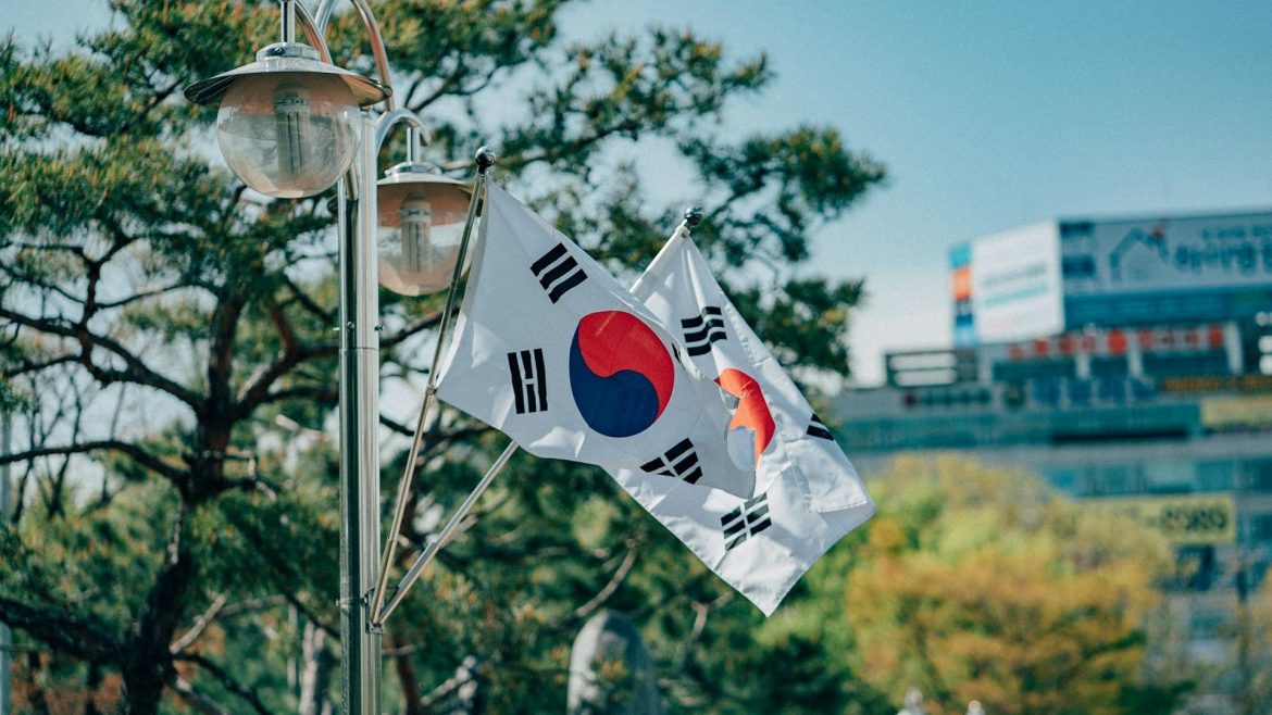 XRP sinks below $1 for first time since 2024 as Korean bank adopts Ripple Payments